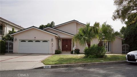Photo of 925 Sherlock Dr Dr, Burbank, CA 91501 (MLS # BB26068536)
