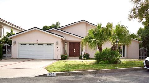 Photo of 925 Sherlock Dr Dr, Burbank, CA 91501 (MLS # BB26068536)