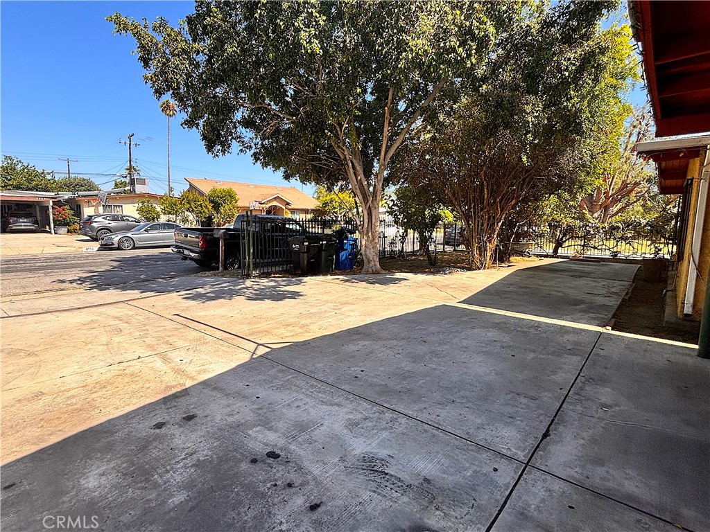 5703 N Rockvale