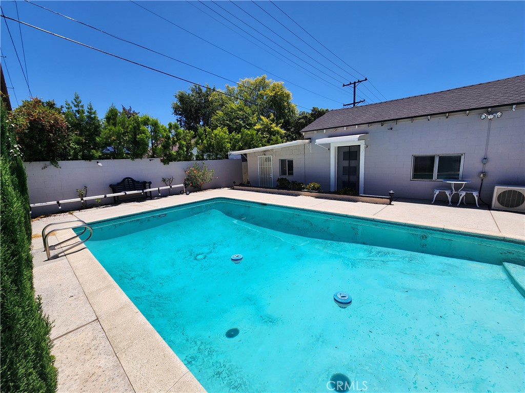 Cozy 1-Bedroom Guesthouse in Prime Glendale Location
1332 Winchester Ave #A, Glendale, CA 91201
Available now! This charming 1 bed / 1 bath guesthouse offers 600 sq. ft. of comfortable living in a highly sought-after Glendale neighborhood, north of Glenoaks Blvd.
Highlights:
All utilities included
In-unit washer & dryer
Wall unit A/C & wall furnace heating
Street parking only
No pets