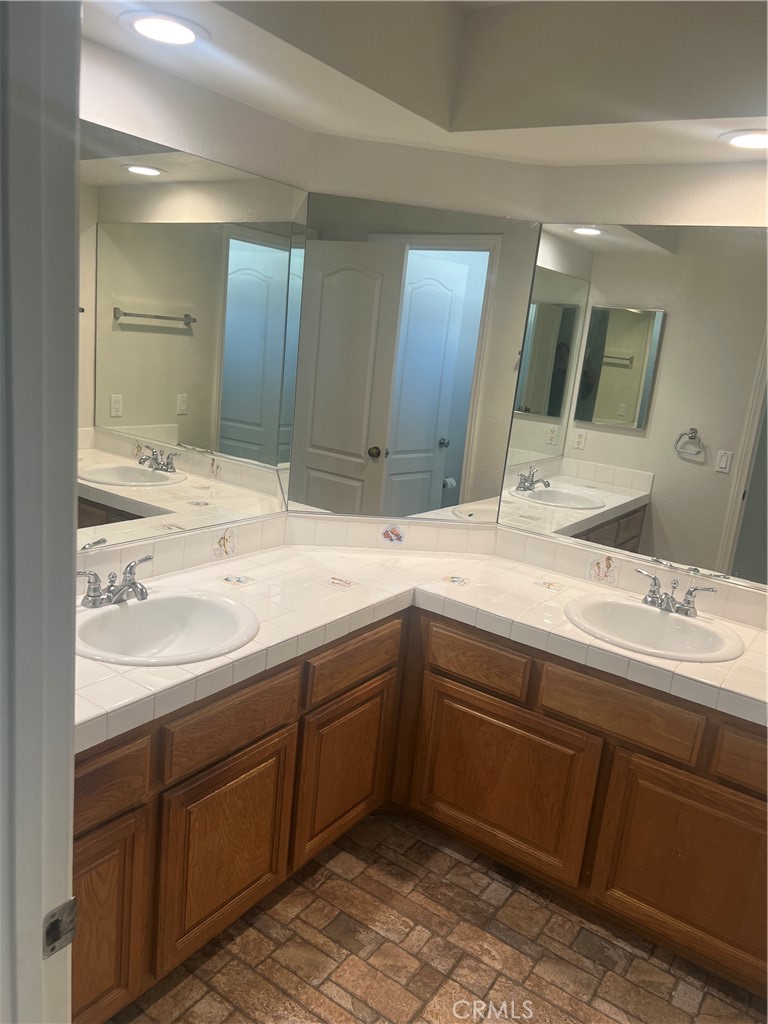 Oak Park (867) - Residential Lease