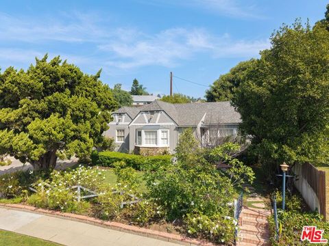 Photo of 3711 Monon Street, Los Angeles, CA 90027 (MLS # 26673623)