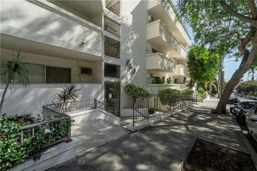 Photo of 960 Larrabee St #317, West Hollywood, CA 90069 (MLS # SR25233346)