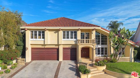 Photo of 6024 Woodland View Drive, Woodland Hills, CA 91367 (MLS # 25625453)