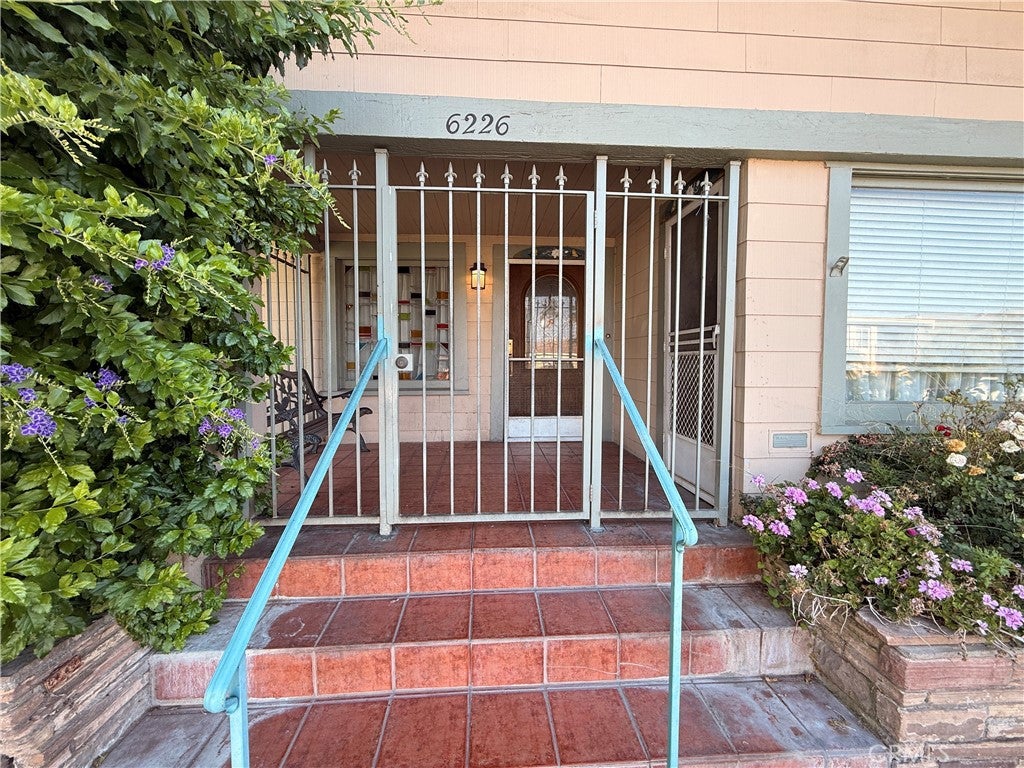 6226 Comstock