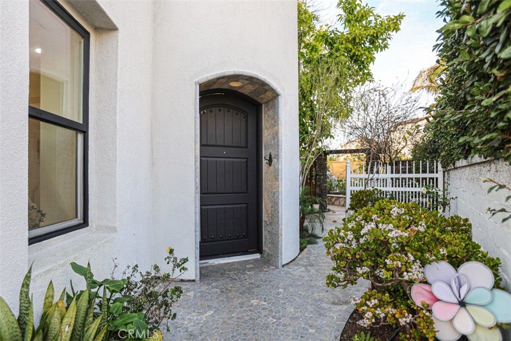 Photo of 6525 Fremont Cir, Huntington Beach, CA 92648 (MLS # OC26016566)