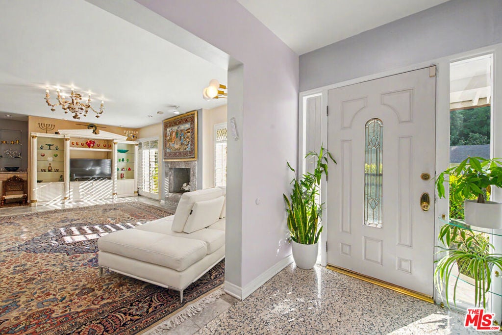 1118 Roscomare Road, Los Angeles CA 90077