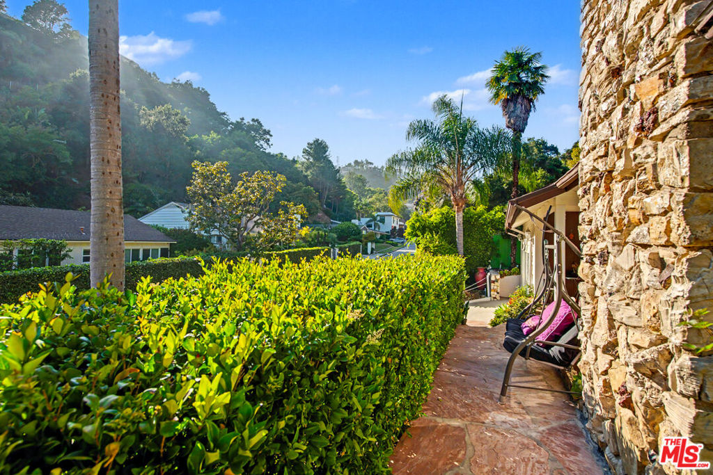 1118 Roscomare Road