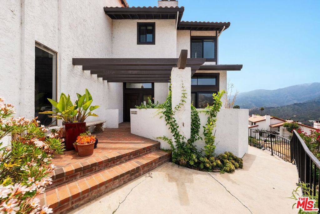 Photo of 1663 Michael Lane, Pacific Palisades, CA 90272 (MLS # 25568629)