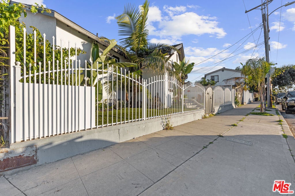 2016 10th Avenue, Los Angeles CA 90018