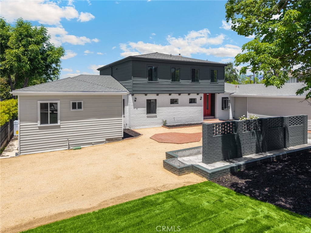 220 W Highland Avenue