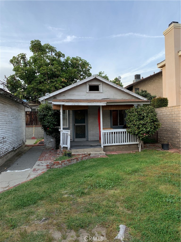 single back house 1BR 3/4 BA,walking distance to middle high school,library,bus stop,stove,refrigerator,washer ,dryer,electric heater,bed,2 car space for parking,share garage with front house,mimium 1 year lease,good credit and job for reference,suitable 1-2 person ,security deposit $1650 ,clean fee$250,no pets,make appointment to show house