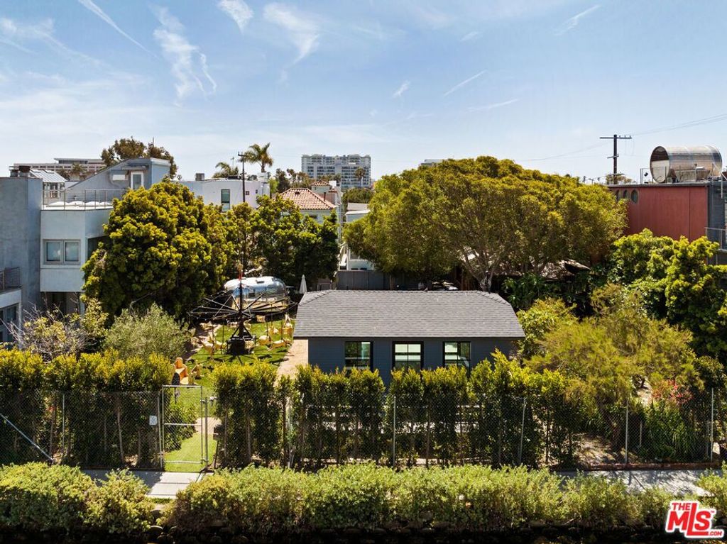 Photo of 408 Linnie Canal, Venice, CA 90291 (MLS # 25589523)