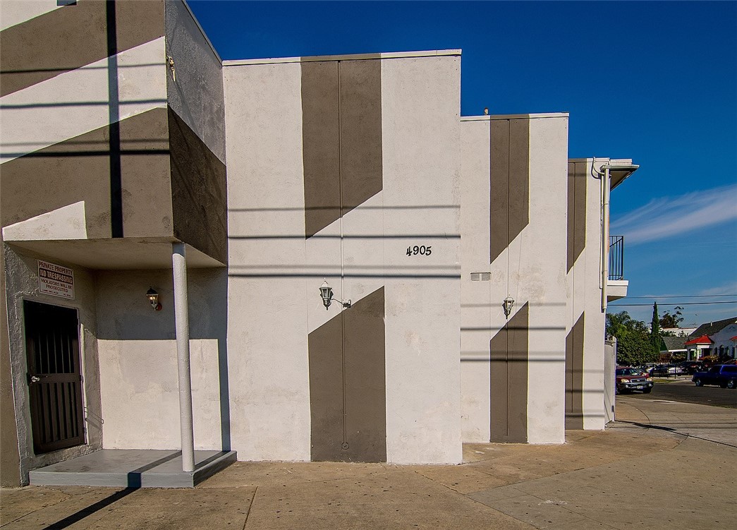 4905 W Adams Boulevard