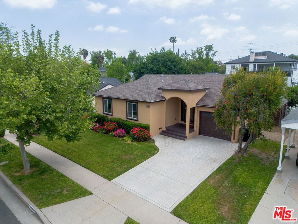 Photo of 17448 Collins Street, Encino, CA 91316 (MLS # 25530773)