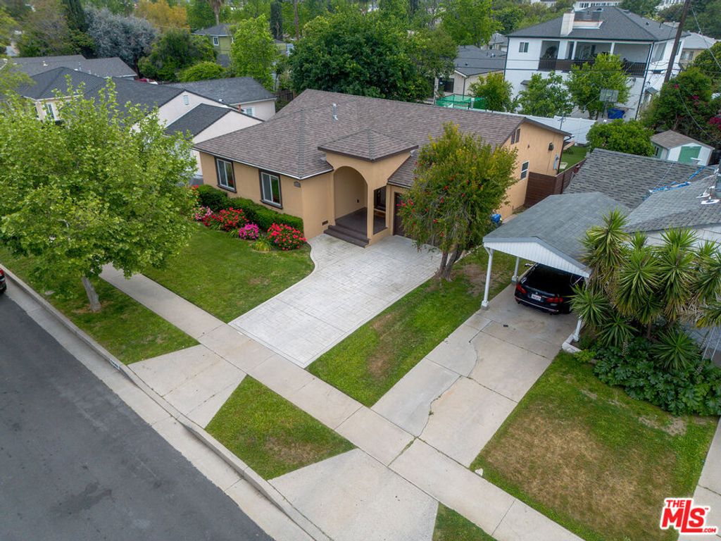 Photo of 17448 Collins Street, Encino, CA 91316 (MLS # 25530773)