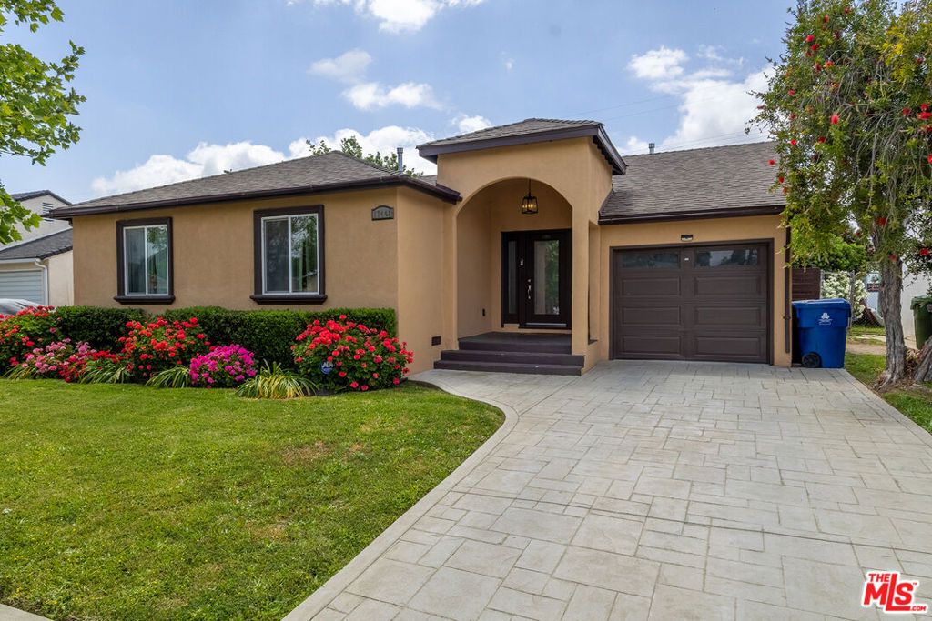 Photo of 17448 Collins Street, Encino, CA 91316 (MLS # 25530773)