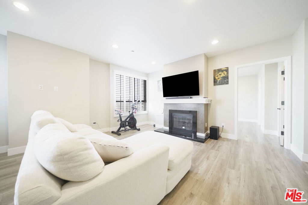 871 Crenshaw Boulevard 406