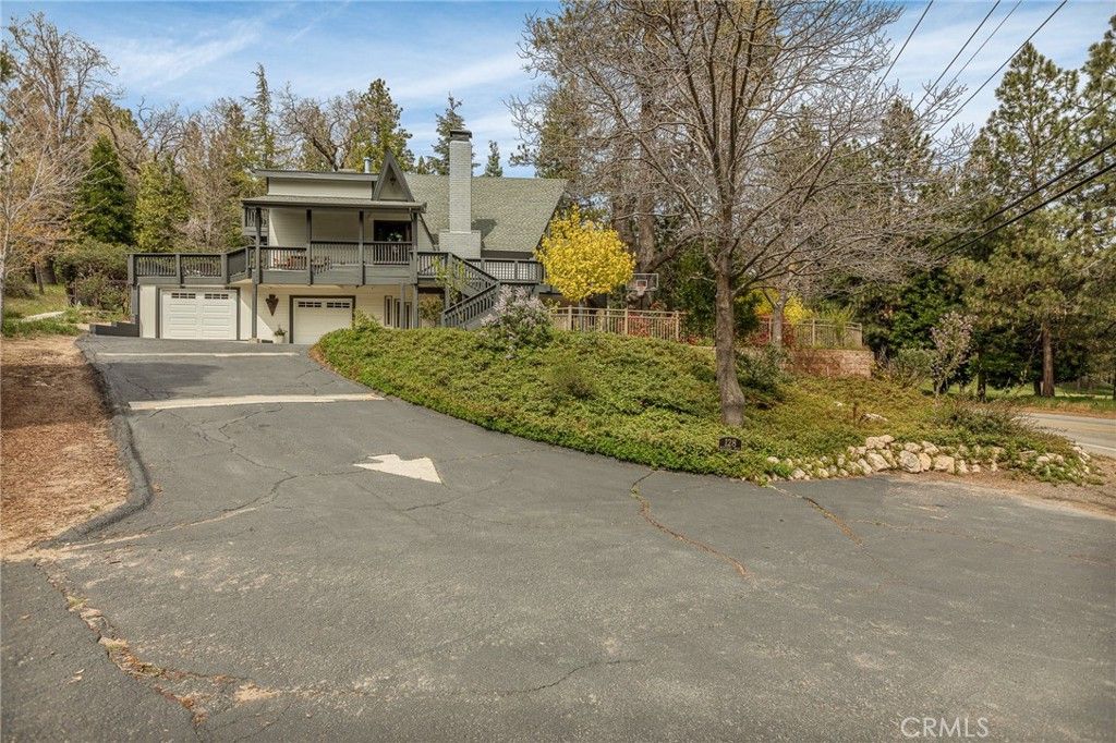 Photo of 128 Brentwood Drive, Lake Arrowhead, CA 92352 (MLS # IG26084166)