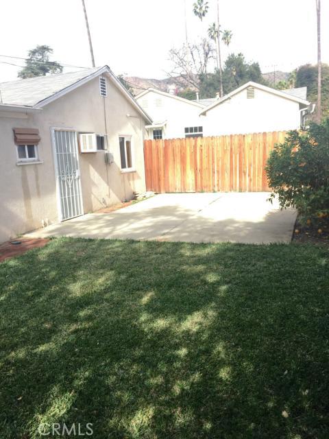 Remodeled back house for rent in Glendora - property has custom kitchen with granite countertops, remodeled bathroom, hardwood floors, crown molding, and your own private backyard.
Rent includes gardening, use of washer and dryer, , fridge, And stove .
Close to Finkbiner Park and Downtown Glendora.
Hard not to love!