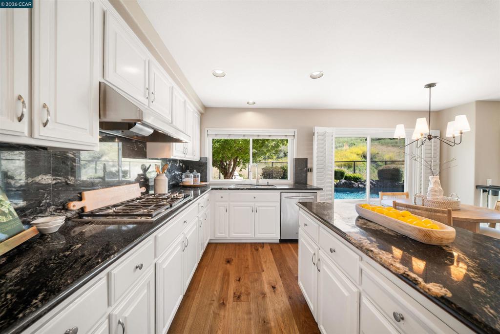 25 Greenridge Pl