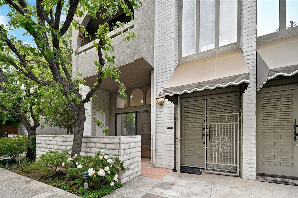Photo of 5335 White Oak Avenue #A, Encino, CA 91316 (MLS # SR25191623)