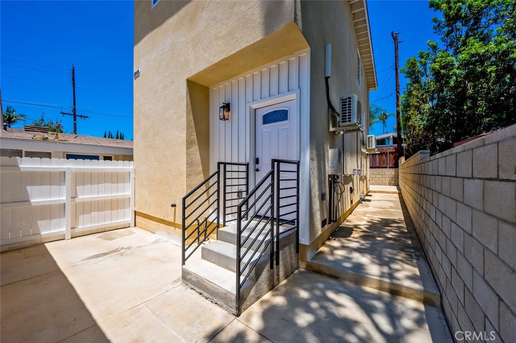 For Lease – Brand New 2025 Two-Story Luxury Home!
Experience modern living in this beautifully built standalone home offering 998 sq ft of comfort and style. This 2-bedroom, 2-bathroom residence features a chef’s kitchen with white shaker-style cabinetry, elegant quartz countertops, and plenty of storage space.
Enjoy the convenience of in-unit washer and dryer hookups, spacious bedrooms with generous closets, and a private master suite with a walk-in closet. Stay comfortable year-round with ceiling fans and efficient mini-split systems throughout.
Step outside to two private patios—one off the kitchen, perfect for enjoying your morning coffee, and another off the living room, ideal for entertaining family and friends.
Located on a peaceful, tree-lined street just minutes from Biola University, La Mirada Regional Park, La Mirada Golf Course, shopping centers, and theaters.
Don’t miss out on this rare opportunity to live in one of La Mirada’s most sought-after neighborhoods!