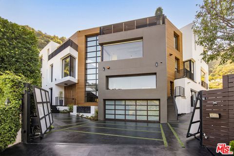 9852 San Circle Beverly Hills CA 90210
