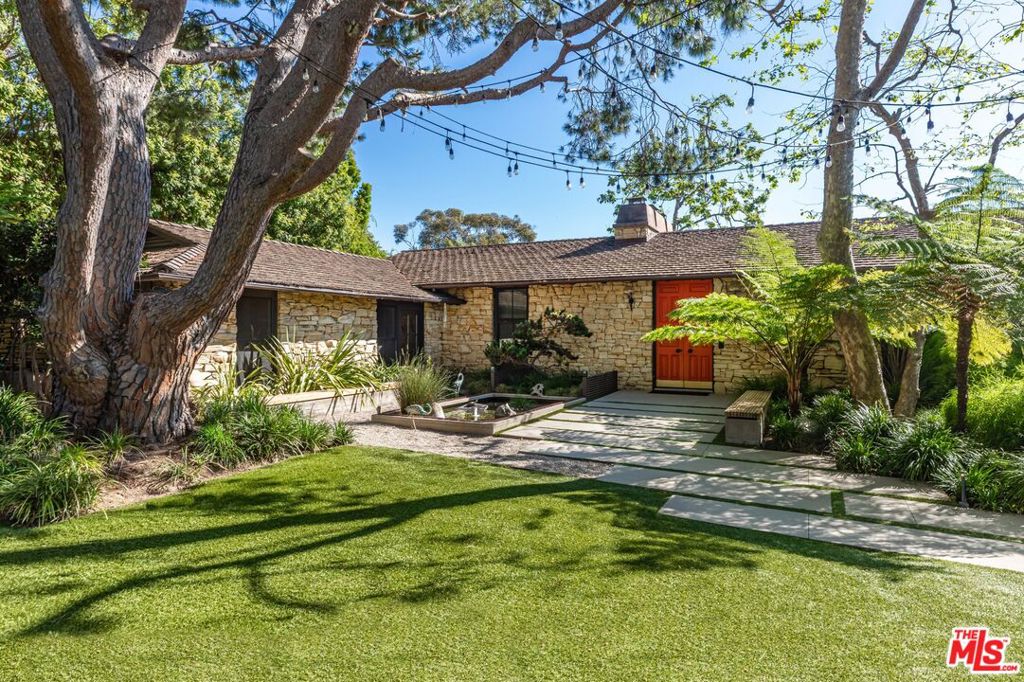 Photo of 400 Toyopa Drive, Pacific Palisades, CA 90272 (MLS # 26866363)