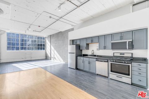 Photo of 420 S San Pedro Street #218, Los Angeles, CA 90013 (MLS # 26643907)