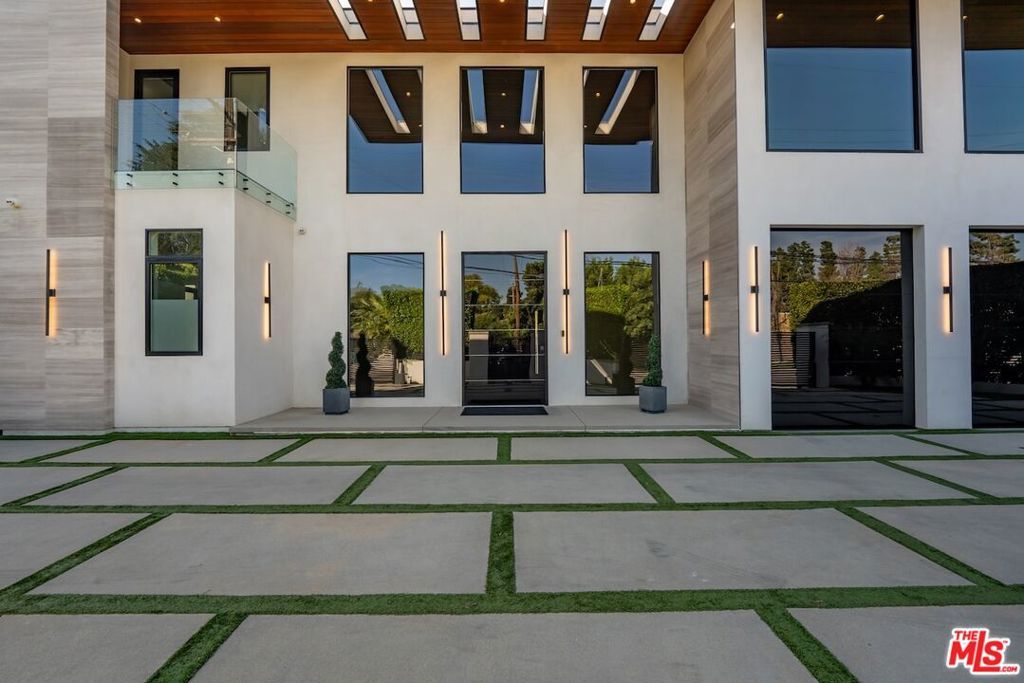 Photo of 4049 Coldwater Canyon Avenue, Studio City, CA 91604 (MLS # 26666783)