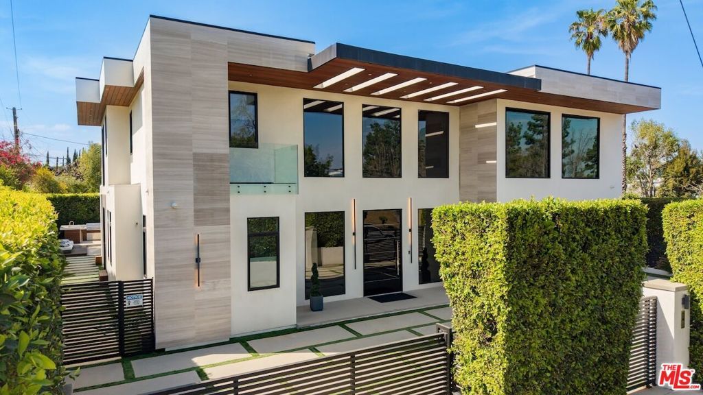 Photo of 4049 Coldwater Canyon Avenue, Studio City, CA 91604 (MLS # 26666783)