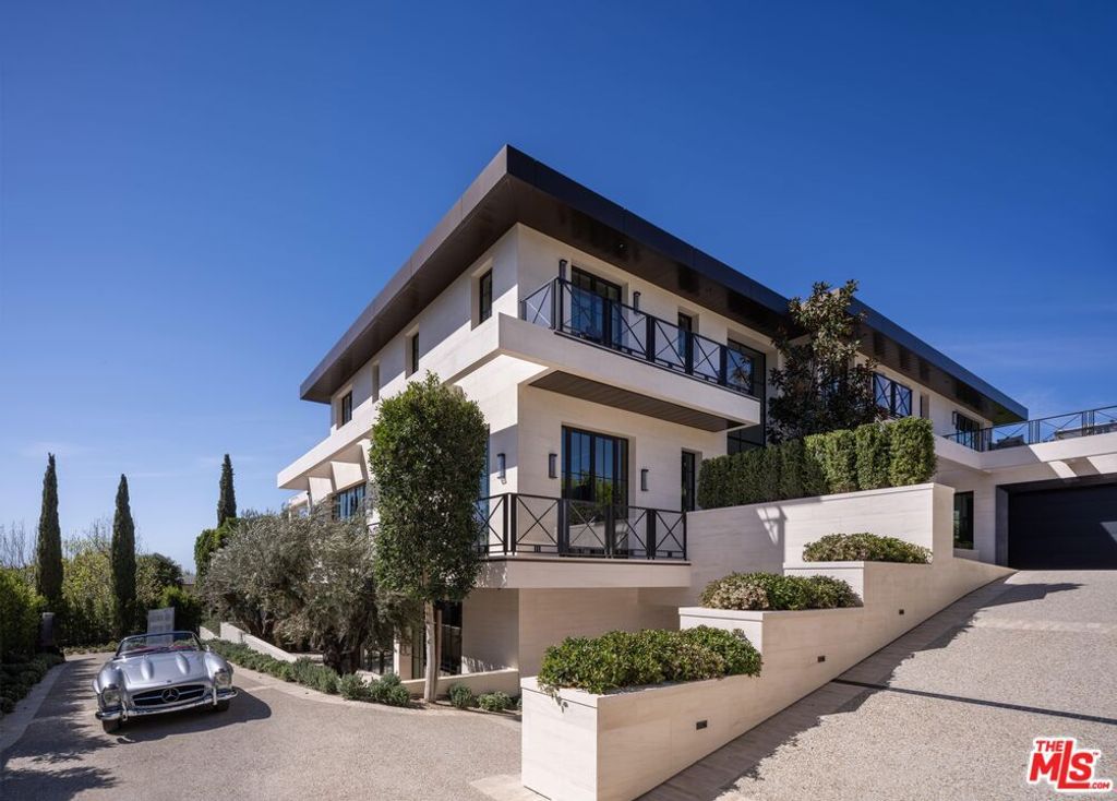 Photo of 721 N Bonhill Road, Los Angeles, CA 90049 (MLS # 25522211)