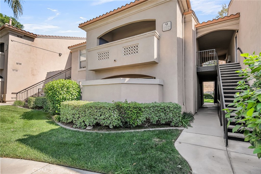 Canyon Crest – This first-floor condo in the desirable Sonata community is move-in ready with fresh paint and new carpet. Just steps from the community greenbelt, the home welcomes you into a bright and airy living room that opens to a private, gated courtyard patio. The upgraded galley-style kitchen features granite countertops, abundant cabinetry, stainless steel appliances, and travertine flooring, with an adjacent dining nook that completes the main living area.The spacious primary bedroom is filled with natural light and offers two generously proportioned closets. A centrally located full bathroom includes travertine flooring, granite countertops, and a refinished tub enclosure. Community amenities include a swimming pool, walking paths, greenbelts, and a clubhouse. Enjoy the convenience of being minutes from Canyon Crest Town Center, the University of California, Riverside, Sycamore Canyon Wilderness Park, and easy access to major freeways.