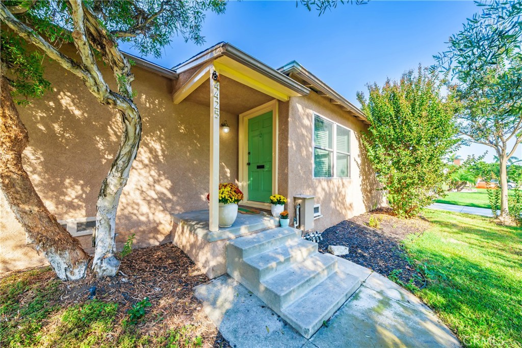 This Beautifully Updated Traditional Home In Bixby Highlands Combines Timeless Charm With Modern Comfort. Step Inside To A Light-Filled Living Room With Dual-Pane Windows, A Cozy Fireplace. The Home Features Three Bedrooms And Two Bathrooms, Each Thoughtfully Designed For Everyday Living. The Heart Of The Home Is A Completely New Kitchen, Showcasing New Cabinetry, Stainless Steel Appliances, And A Seamless Flow To The Warm, Inviting Family Room.
New Wood Flooring Extends Throughout The Main Living Areas, Complemented By Fresh Interior Paint, And Plush New Carpet In The Family Room. The Home’s Layout Is A Perfect Setting For Relaxed Gatherings. With Central Air And Heat, A Manicured Backyard, And A Detached One-Car Garage Plus Storage Shed, This Turnkey Residence Offers Comfort, Style, And Convenience In One Of Long Beach’s Most Beloved Neighborhoods.
Discover A Move-In-Ready Home That Feels Classic Yet Current, Perfect For First-Time And Move-Up Buyers Seeking A Turn Key Property In The Heart Of Bixby Knolls.