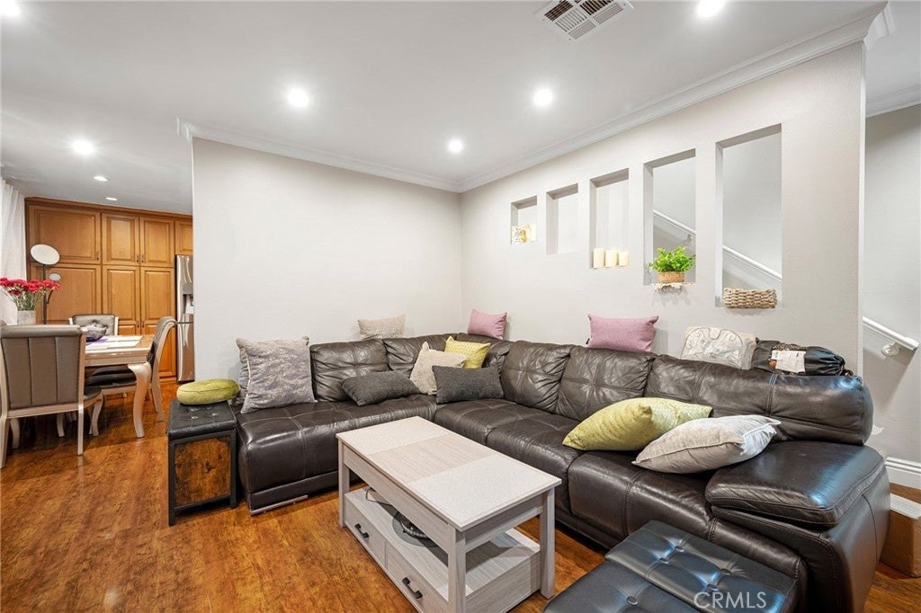 543 W Stocker Street 14