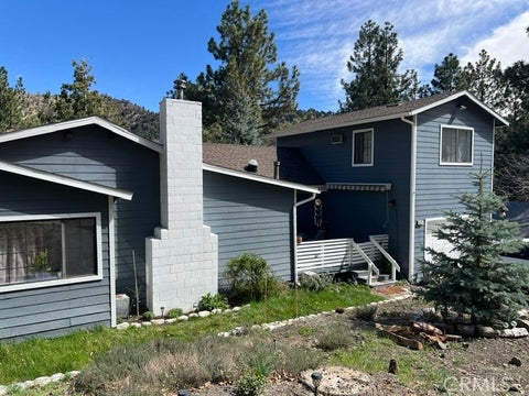 Photo of 824 Lark RD, Wrightwood, CA 92397 (MLS # HD26229831)