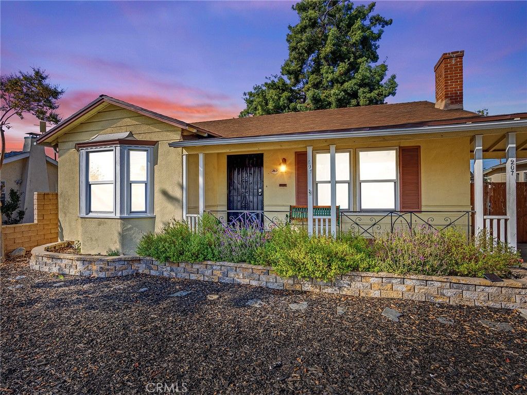 Photo of 207 W Ash Avenue, Burbank, CA 91502 (MLS # BB25251201)