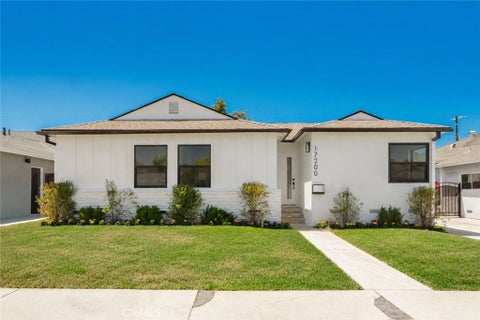 Photo of 17200 Lanark Street, Lake Balboa, CA 91406 (MLS # SR26227621)