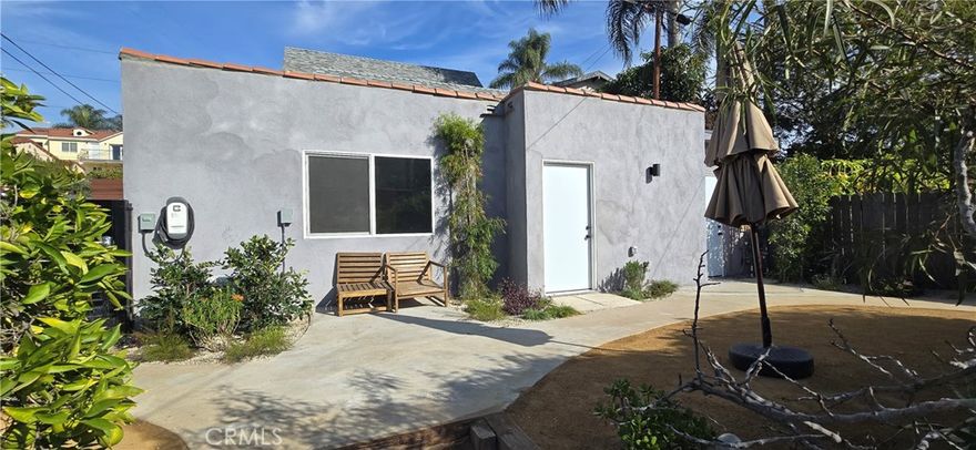 Tranquil silver lake back house walking distance to reservoir 1 br 1 ba with real hardwood floors and charming spanish archtectural accents. Live easy in this unique gem within walking distance to all that Rowena and Hyperion corridors have to offer (Trader Joes, Blairs, The Raven, Edendale, Broom St General Store, Forage etc). Exterior access to a ~20' x 50' outdoor space (approx 1000 sq ft), detached private laundry room, electric car charger and off street parking spot included.  Ductless mini split for heating and cooling No Common Walls