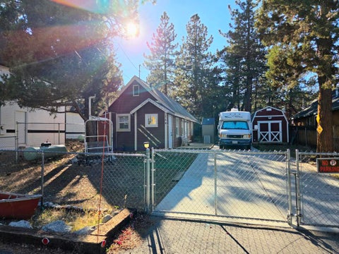 Photo of 154 Leonard Lane, Sugarloaf, CA 92386 (MLS # 219153748PS)