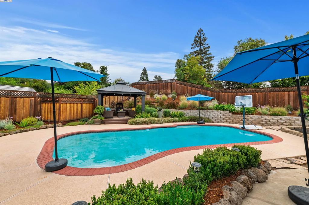 SHADOWBROOK - Residential