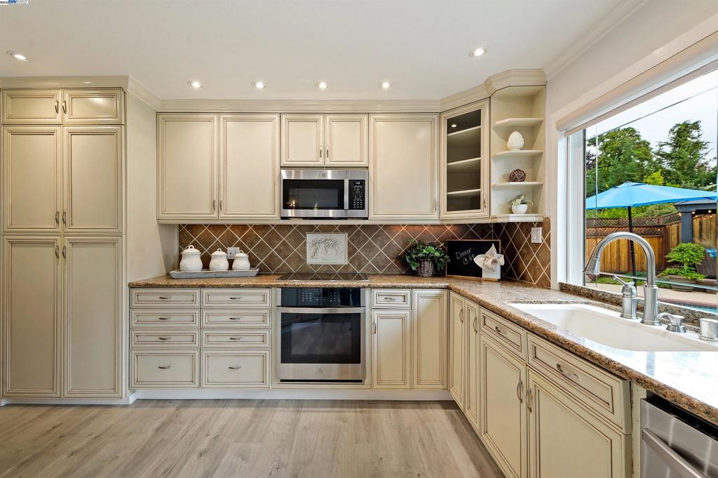 SHADOWBROOK - Residential