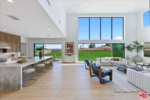 Photo of 22810 Seaqua Circle, Chatsworth, CA 91311 (MLS # 26984585)