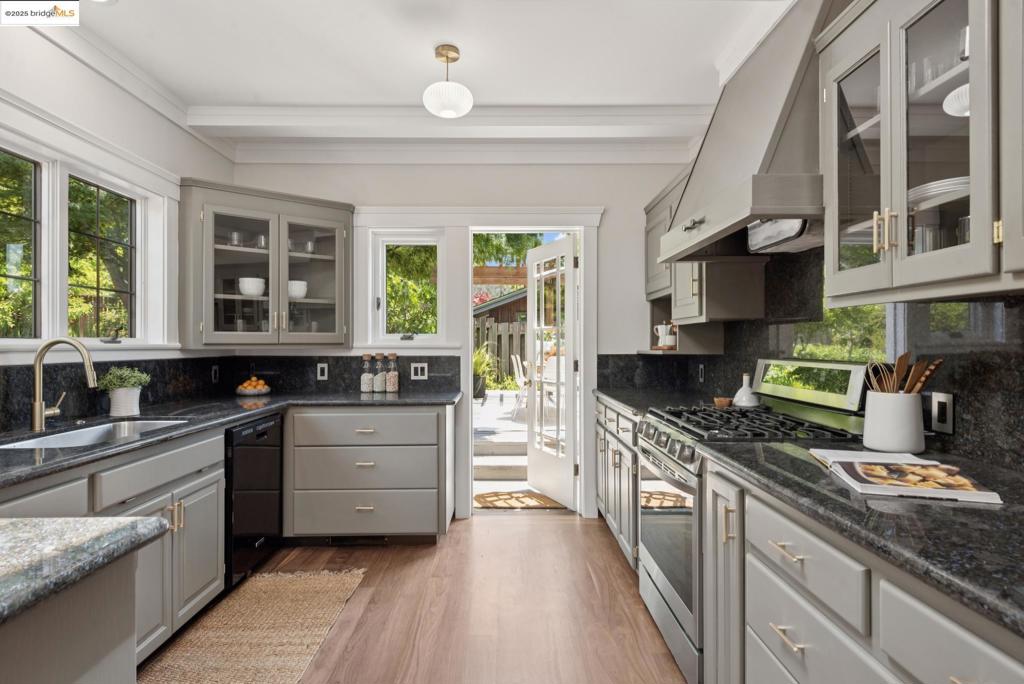 Properties 4 2181 Andrews St