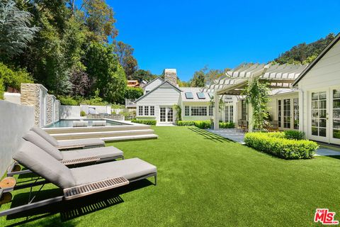 Photo of 2791 HUTTON Drive, Beverly Hills, CA 90210 (MLS # 25572177)