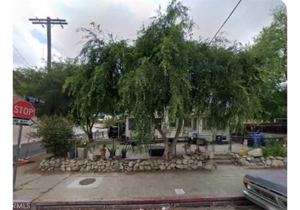 2 units side by side corner unit has 3 bed, the other unit has 2 bed each with 1 bathroom. Live in one and rent the other. Nicely located minutes from Highland Park. This Duplex would be perfect for new homeowner to help themselves or a great opportunity for a savvy Investor. First unit is well taken care of; second unit might need a little TLC. Private entrance with their own parking spaces for each unit.