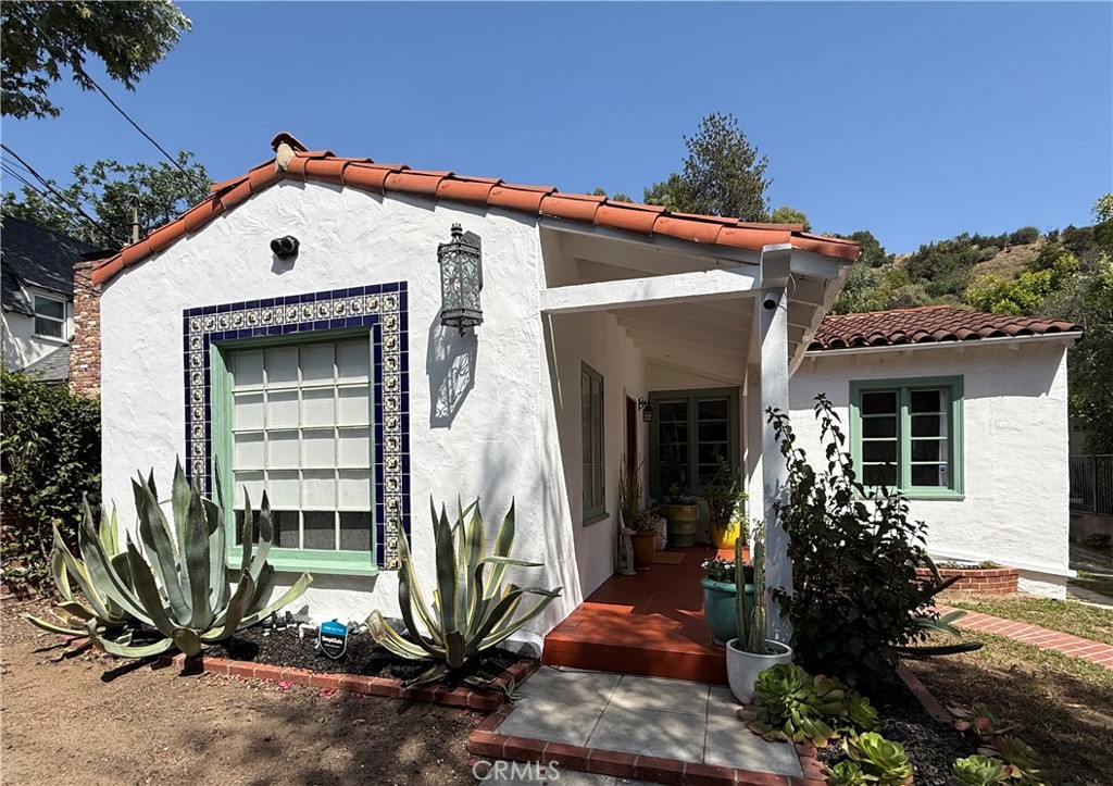 2620 N Beachwood