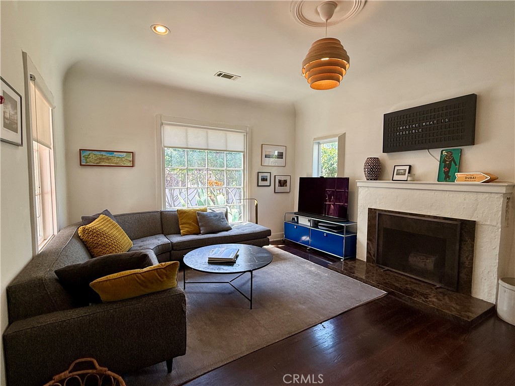 2620 N Beachwood