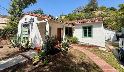 Photo of 2620 N Beachwood Dr, Los Angeles, CA 90068 (MLS # SR26090587)